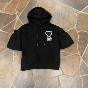 Ami Paris Svart hoodie - Tja, Säljer denna svarta Ami Paris hoodie med en stor vit hjärtdetalj på bröstet. Den är riktigt snygg nu till våren, han på bilden är 175cm, fråga vid några funderingar 