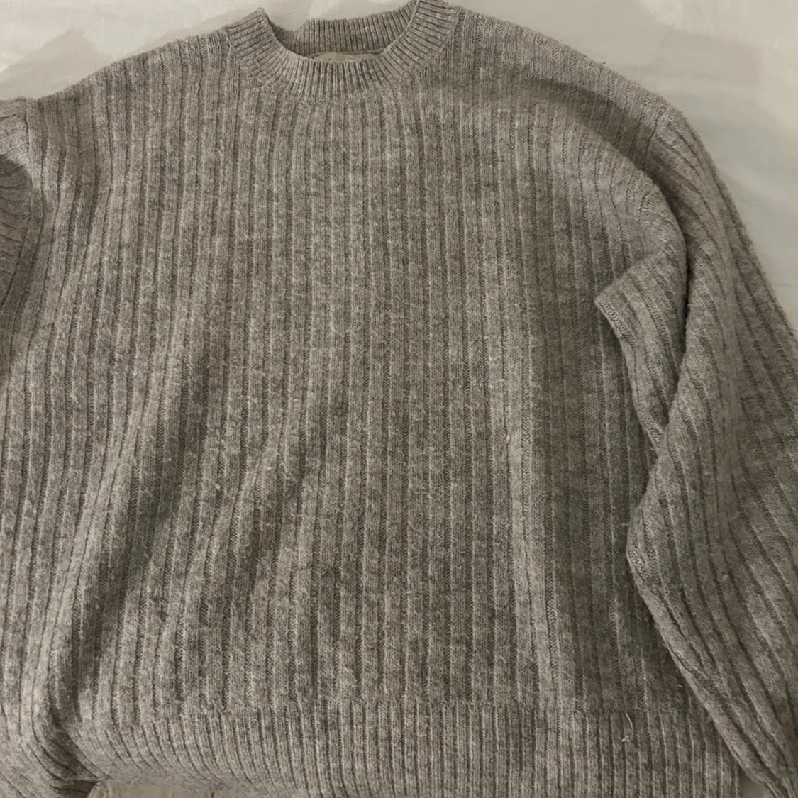 Grå ribbad stickad tröja