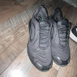 Nike air max - Ett bar nike air max 720 som är i väldigt bra skick. Finns tyvär ej en kartong så det är därför priset är så lågt