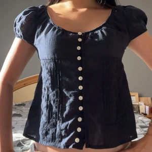 Mörkblå blus  - Brandy melville liknande topp som jag köpte i en hög kvalite klädaffär i kina❤️‍🔥 Man kan justera hur tajt man vill ha den där bak☺️ det är inte från shein!