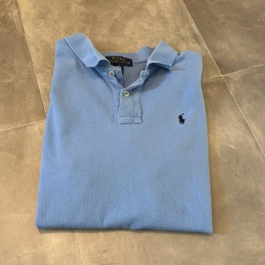 Ralph Lauren pike GE PRISFÖRSLAG  - Skick: 9/10 | Storlek: L (barn) | Motsvarar XS | Passar perfekt för dig som är 165-170 | Nypris: 1300 | Mitt pris: Ge prisförslag | Köparen står för frakt | Vill endast ha seriösa köpare | Finns en fläck på piken men som troligtvis går bort i tvätten | Hör av er vid frågor. 