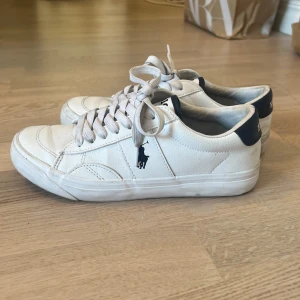Ralph lauren skor - Ralph Lauren skor, säljer då jag inte använder längre, använt fåtal gånger bara🫶