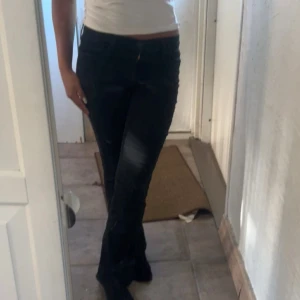 Svarta bootcut jeans - Jättefina lågmidjade svarta Levis jeans i bra skicka knappt använda. Innerbenslängden är 72 cm.