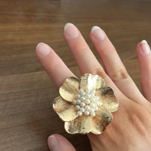 Stor blomformad guldring med pärlor - Unik ring⭐️köpt i Stockholm! 