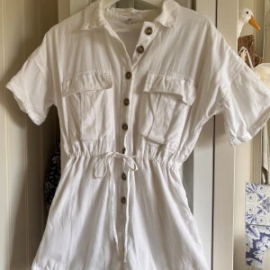Vit jumpsuit från Nelly storlek 34/xs - Använd mycket lite! 