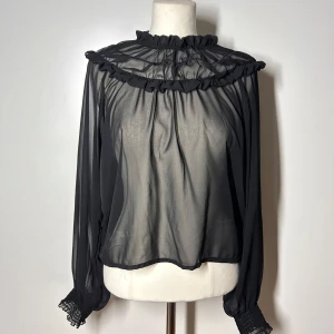 Blus NA-KD  - Svart blus från nakd med knyt baktill i storlek 34. Passar även 36. Fint skick. Köp sker via köp nu, jag postar inom 24h. Kvar tills markerad såld 
