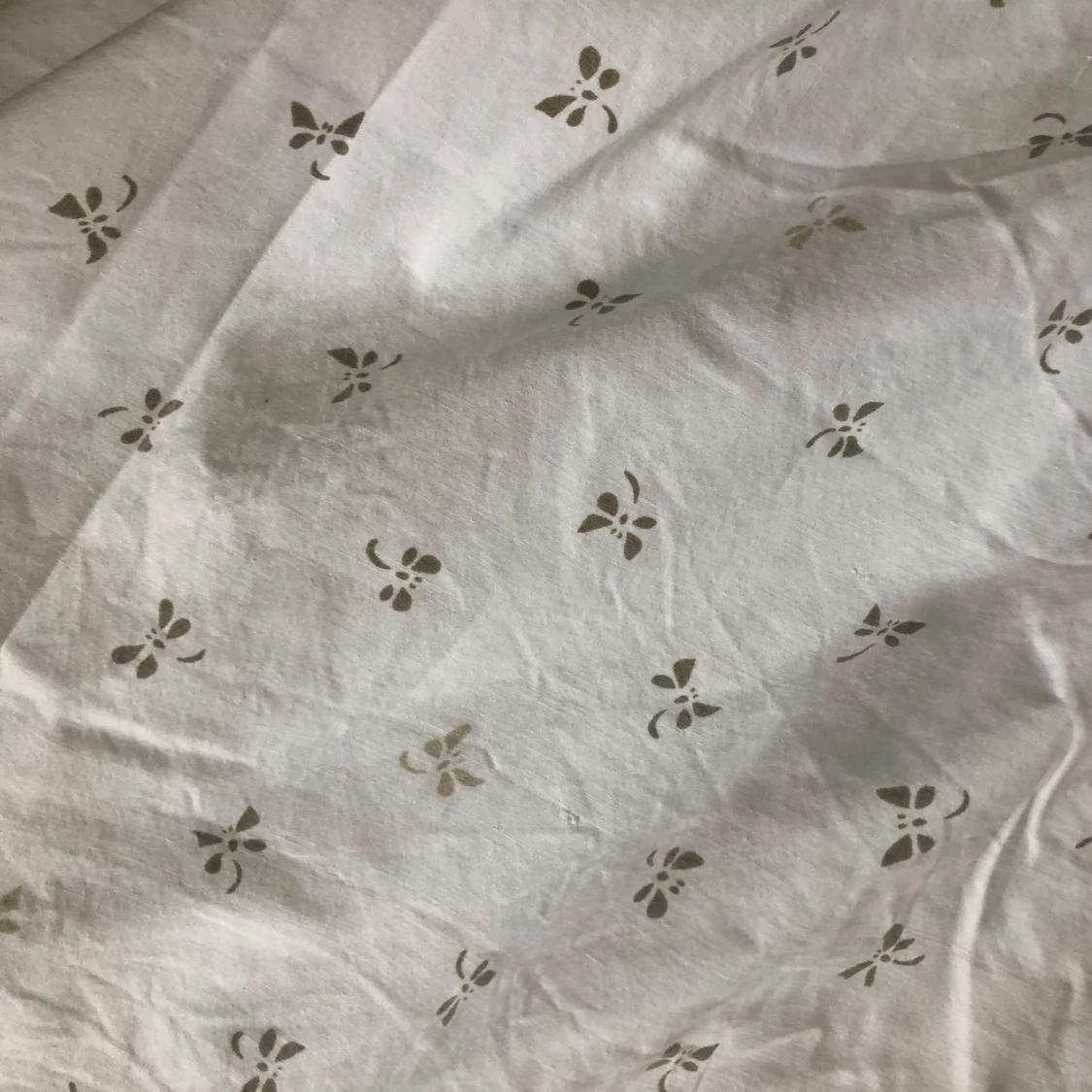 Vit blommig sommarklänning med smala axelband - 1