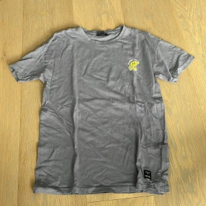 Grå/blå t-shirt Good Life med tryck - Grå/blå t-shirt från Good Life med coolt tryck av en gul smiley på skateboard och texten 'Stay True Stay You' på ryggen. Framtill finns en mindre smiley och texten 'Good Life'. Skön passform och tillverkad i mjuk bomull. Perfekt för en avslappnad streetstyle.