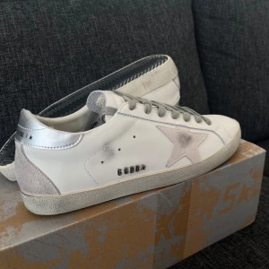Golden Goose skor - Säljer mina fräscha vita golden goose skor i oanvänt skick. Skorna är endast prövade inomhus, storlek 42🤩 Box och dustbag följer med🙏 skriv vid funderingar🙌🙌
