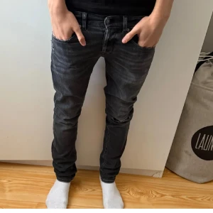 Dondup Jeans george - Snygga svarta jeans från Dondup i slim fit-modell. Jeansen har diskret slitning, nyskick använd ett fåtal gånger W/L 30 men L mer som 32 nyskick använd ett fåtal gånger, nypris cirka-3500 mitt pris 900, kan diskuteras vid snabba affärer 