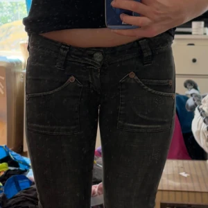 Gråa/svarta jeans från Lee  - Mörkgråa/svarta lågmidjade/midwaist jeans från Lee. Raka/ bootcut i benen. W29 L33. Skulle säga att de sitter som 36/38. Skriv för mer bilder/mått. 