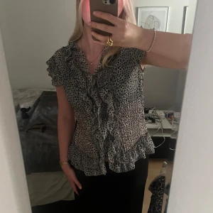 Mönstrad blus - Så fin mönstrad blus med volanger, mycket fint skick 💕