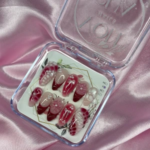 BerryPearl (S);Medium Almond - Snygga gelé press-on naglar i medium mandelform med mix av rosa och vinröda nyanser. Dekorerade med 3D-blommor, pärlor och vita detaljer. Naglarna har  glansig finish, samt coola mönster som prickar och rosetter. Perfekt för dig som vill ha unika och trendiga naglar. I storlek S: 15 mm, 11,5 mm, 12 mm, 11 mm, 9 m