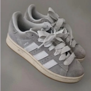 Grå Adidas Campus sneakers - Säljer ett par grå Adidas Campus sneakers. Dom är smutsiga och har hål (syns på bilden) Jag köpte dom via plick (endast testade och insåg dom inte passade mig) för 700.. Skriv för intresse.😊