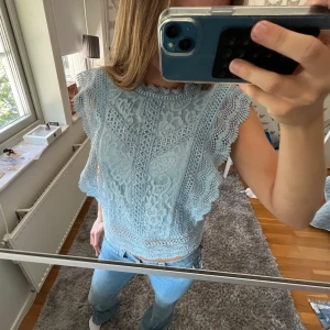 Ljusblå spetsblus - Superfin ljusblå blus i spets med vackra volangdetaljer längs ärmarna. Den är knappt använd.💕