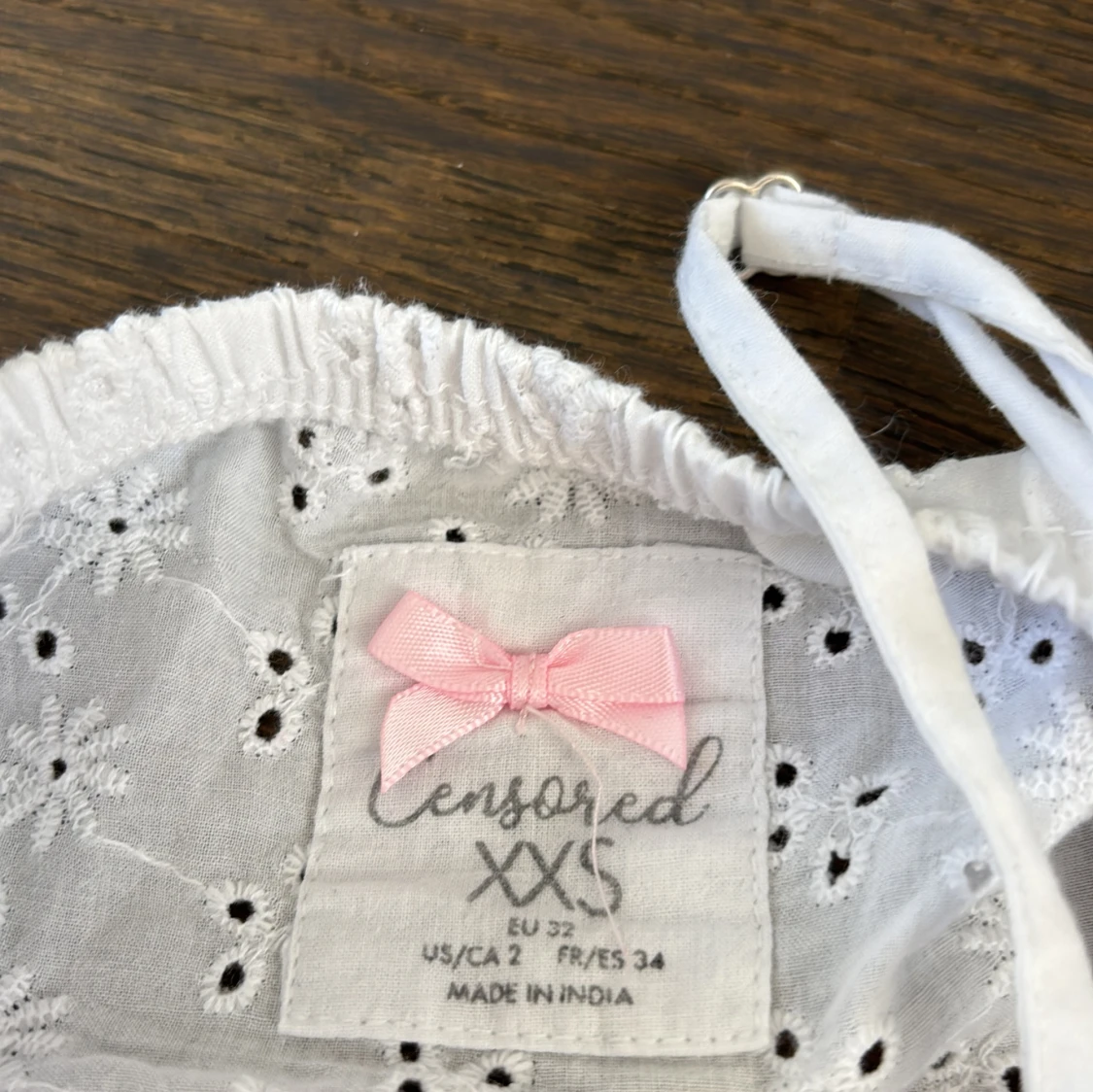 Vit broderad linnetopp från Censored - 1