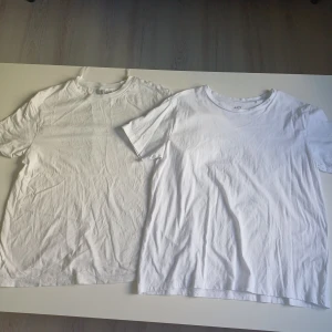 Vita tishor strl M/L - Två klassiska vita t-shirts, en från H&M och en från Lager. Båda är helt oanvända. Den från H&M är i storlek M men passar som L dels för den är oversized och den andra från lager är i storlek L. Säljer båda för 90kr eller 50kr/st