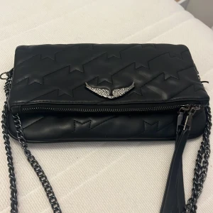 Svart väska - svart axelväska i skinn från Spanien använd få gånger själs för 100kr har 3 fickor