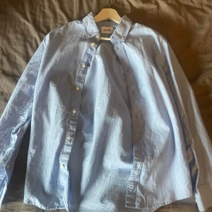 East west  - Ljusblå skjora från East west aldrig använd är lite för står för mig 