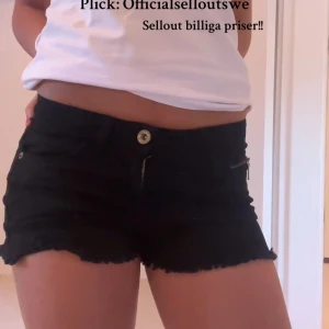 Svarta jeansshorts - Snygga svarta jeansshorts med låg midja och gulldiga detaljer.