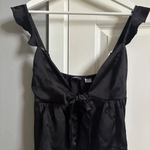 Satinet från Gina Tricot  - Jättegulligt sätt från Gina Tricot i satin. Man knyter själv toppen där fram. 🥰