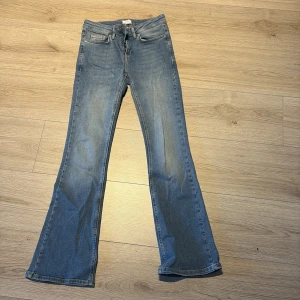 Grunt Texas Low Flare jeans blå från kidbranstore - Snygga blå jeans från Grunt i modellen Texas Low Flare. De har nästan än låg midja. Perfekt till dig som vill sy om till lågmidjade byxor😊