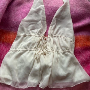 Halterneck topp  - Super snygg halterneck tröja man knyter framtill! Aldrig använd med prislapp kvar 💕🩷🥰