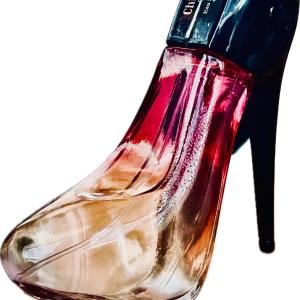 Chic Girl ”Pink” Eau De Parfum!! - Chic Girl ”Pink” EDP. 100 ml. Flaskan har en lyxig och trendig design som sticker ut på hyllan. Perfekt för dig som gillar snygga detaljer och vill ha något unikt. Oanvänd. 