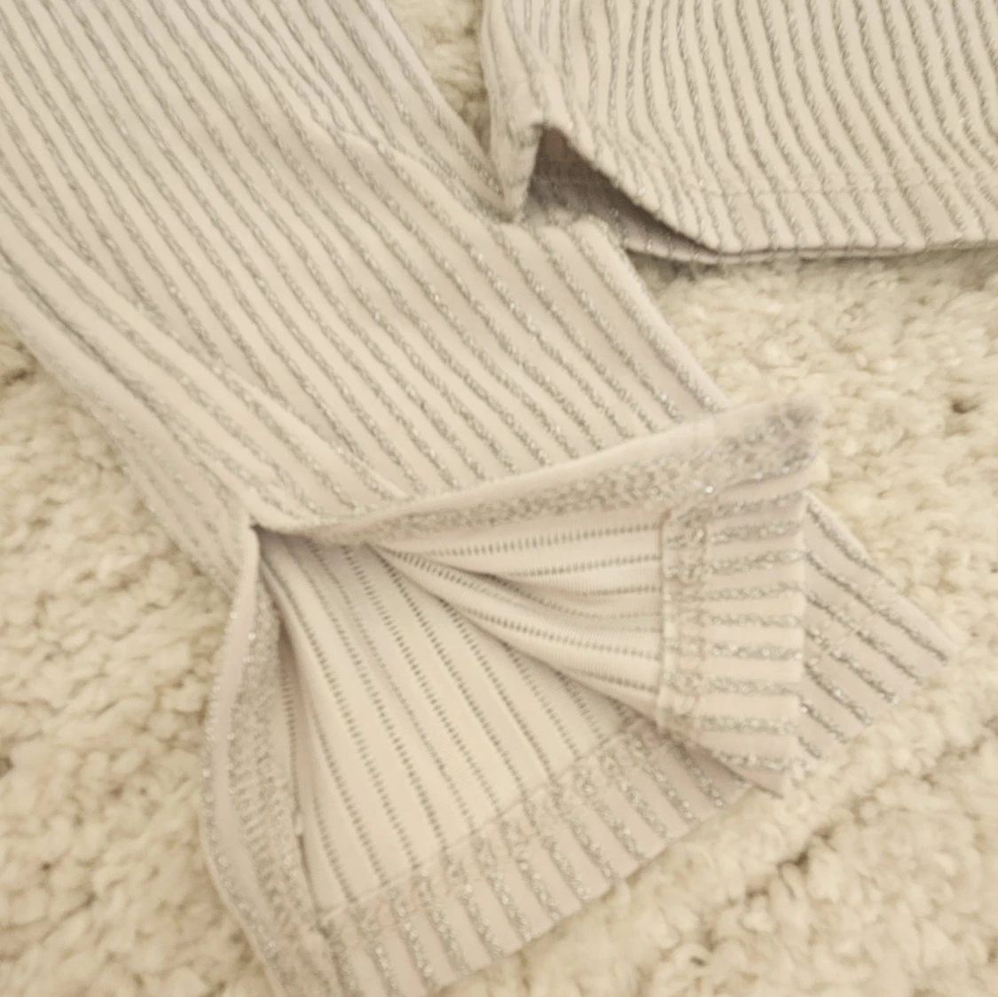 Glittrig ribbad topp från Lindex - 3