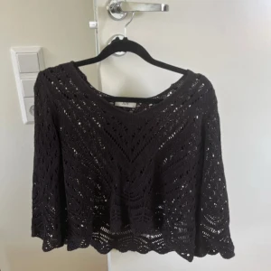 Mönstrad svart topp med trekvartsärmar  - Svart spets tröja perfekt till sommaren! Kommer från JDY och är i strl M. Knappt använd och är därför i bra skick!