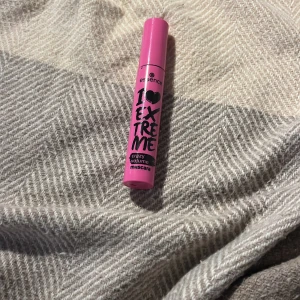 Essence I Love Extreme Mascara - Essence I Love Extreme Crazy Volume Mascara i en snygg rosa tub. Ger supervolym till fransarna och har svart text på förpackningen. Perfekt för dig som vill ha riktigt fylliga fransar med ett enda svep. Använd max 2 gånger!💓 inte fri frakt 📦 