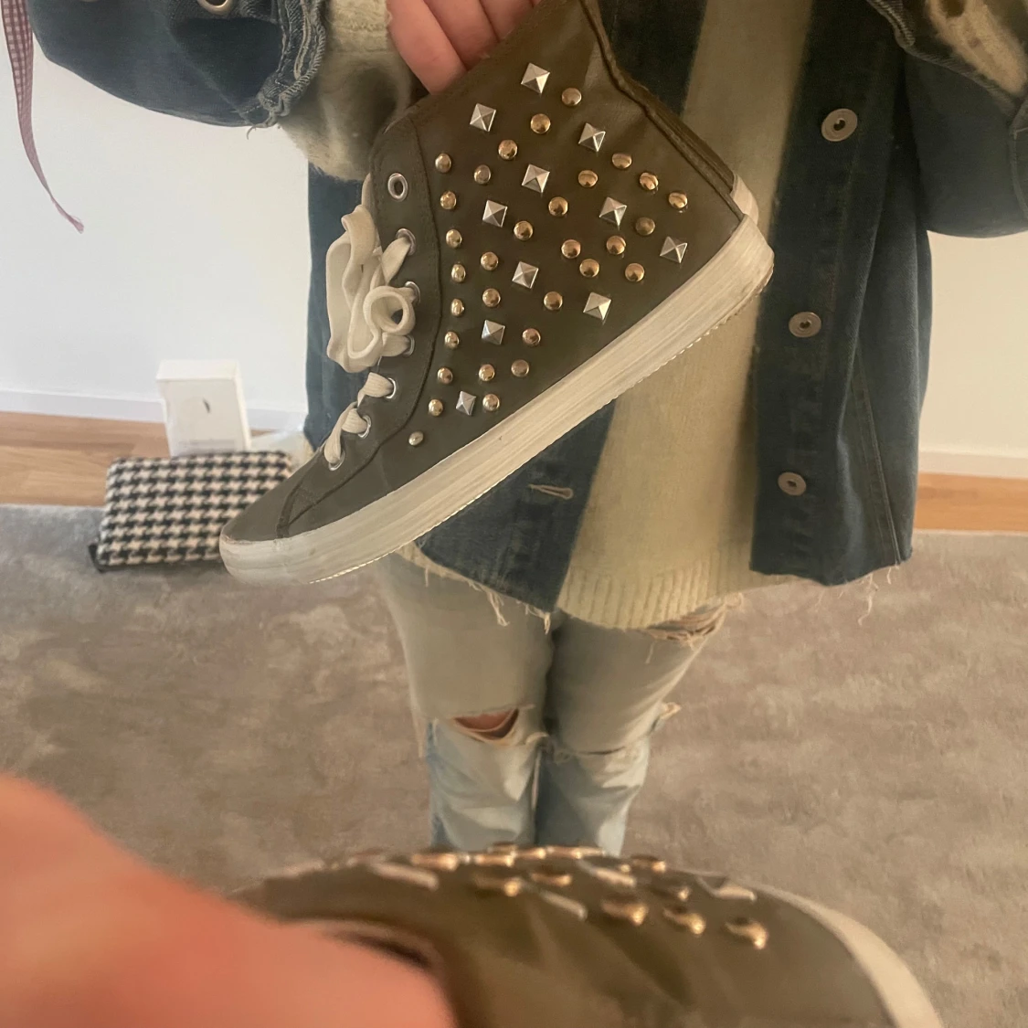 Mörkgröna sneakers med nitar - 2