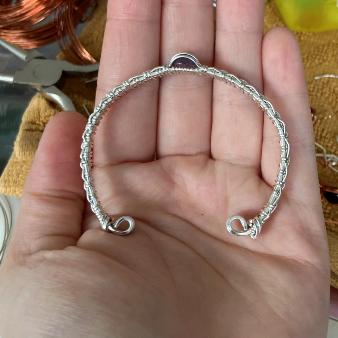 Handgjort silverarmband med lila sten - 1