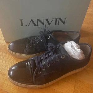 Lanvins DBB1 Patent Cap Toe Navy - Tjenare, säljer nu dessa Lanvins med glans, de är storlek 44, han inte haft tid att tvätta sulan men den blir ännu vitare! Den passar 43/44 perfekt väldigt eftertraktad färg. Bud gäller är öppen för förhandling.