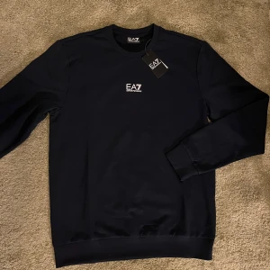 Armani EA7 Tröja - Mörkblå sweatshirt EA7. Oanvänd med tags på, säljer då den inte passar mig
