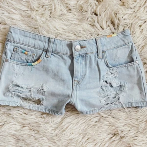 Ljusblå lågmidjade jeansshorts - Sååå fina