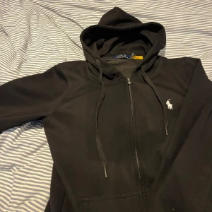 Stilren raffe tröja - Säljer nu min Ralph Lauren zip för ett galet pris. Endast använd tre par gånger. Detta plagg är perfekt till någon som söker något stilrent och fint. Äktenhetsbevis finns. Pris är diskuterbart vid snabb affär. Kom gärna med frågor!