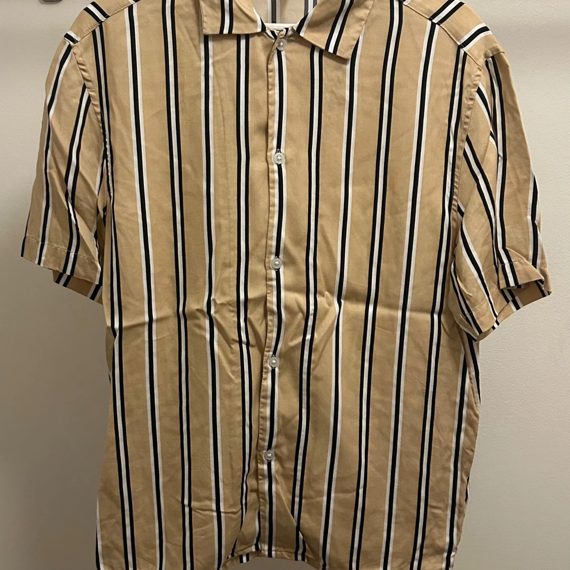 Beige randig skjorta från H&M