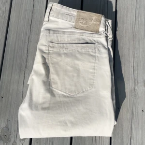  chinos från Jacob Cohen - Säljer dessa riktigt feta Jacob Cohën chinosen. Storlek : 32 | skick 9/10 | hör av dig vid frågor! Jeansen är handgjorda i byn Vento i Italien 🇮🇹! Modell: 605