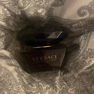 Versace Crystal Noir parfym - säljer denna parfym, det är ca 60-65% kvar i flaskan. Den luktar otroligt gott och får män att jaga dig😅🤍Den passar bra till alla årstider