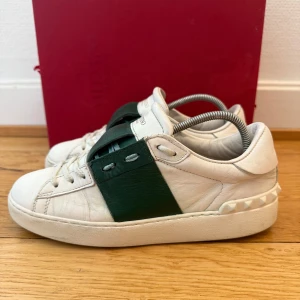 Valentino open sneakers  - Säljer nu dessa fina valentino open skor | Bra skick | Storlek 37 | Kommer med box, kvitto | Hör gärna av er vid frågor eller funderingar 