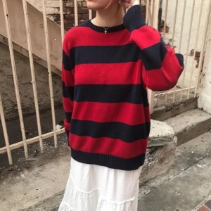 2000s stickad tröja - Säljer en oversized stickad tröja med breda röda och marinblå ränder. Tröjan har rund halsringning, långa ärmar och ribbade muddar vid ärmslut och nederkant. Passande till en tidig 2000 tal, downtown girl, vintage, gilmore girls vibe.💗Pris går att diskutera 