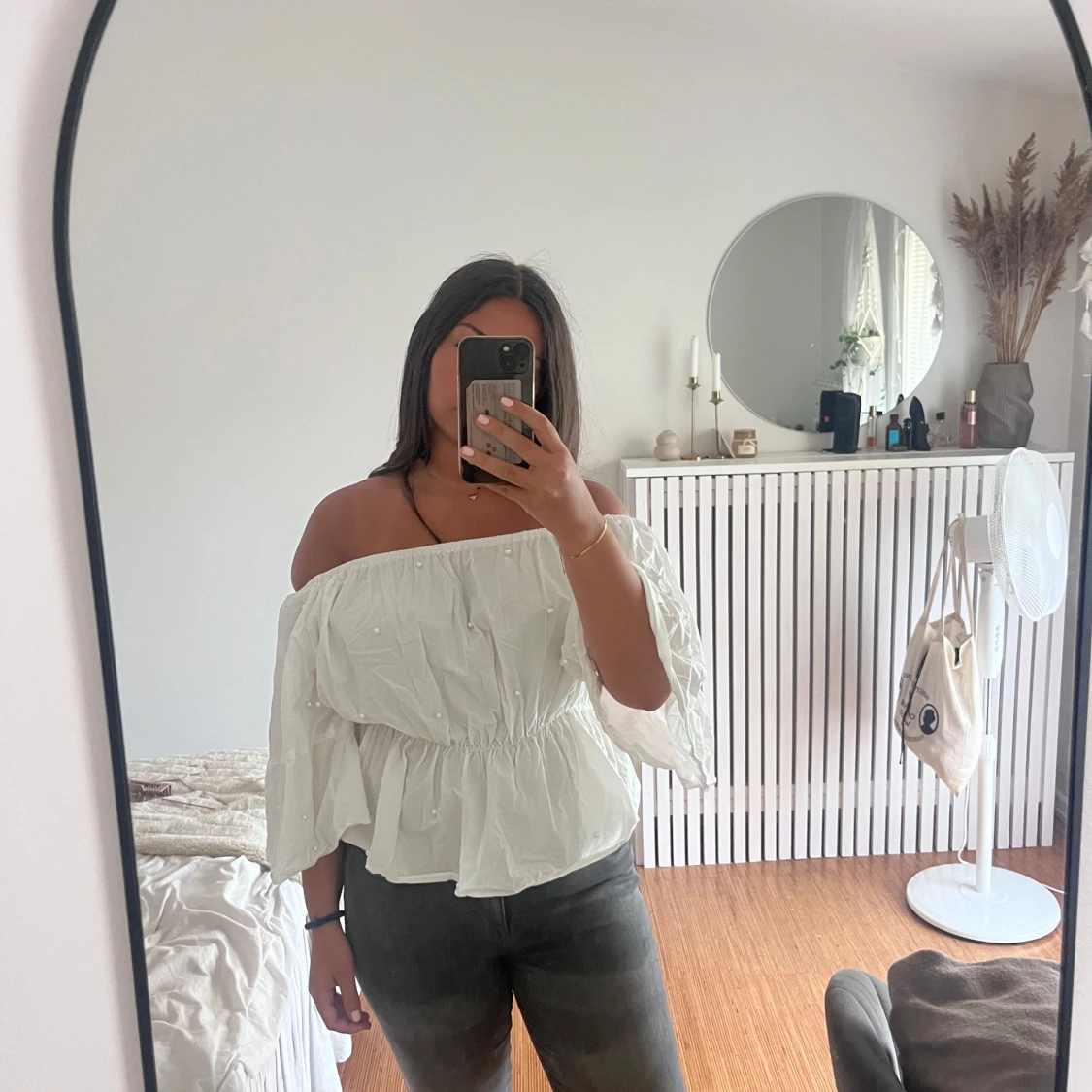 Vit offshoulder blus med volang
