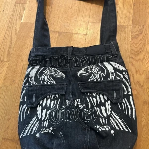 Stor alternativ jeansväska  - Köpt på plick och jag använde den i flera år som en skolväska! Är så snygg och passar bra till det! 