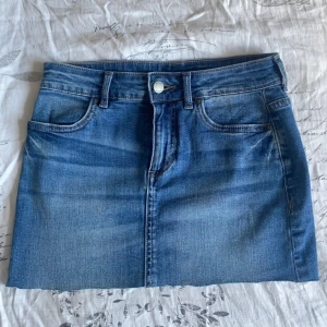 Jeanskjol - Klippt kant 