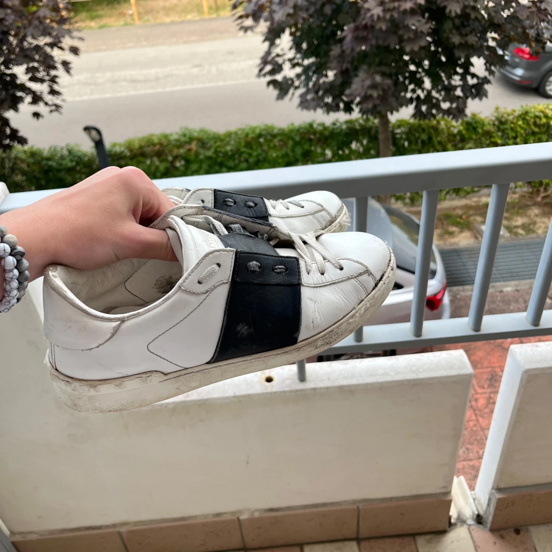 Valentino Garavani sneakers i vitt och svart - 3