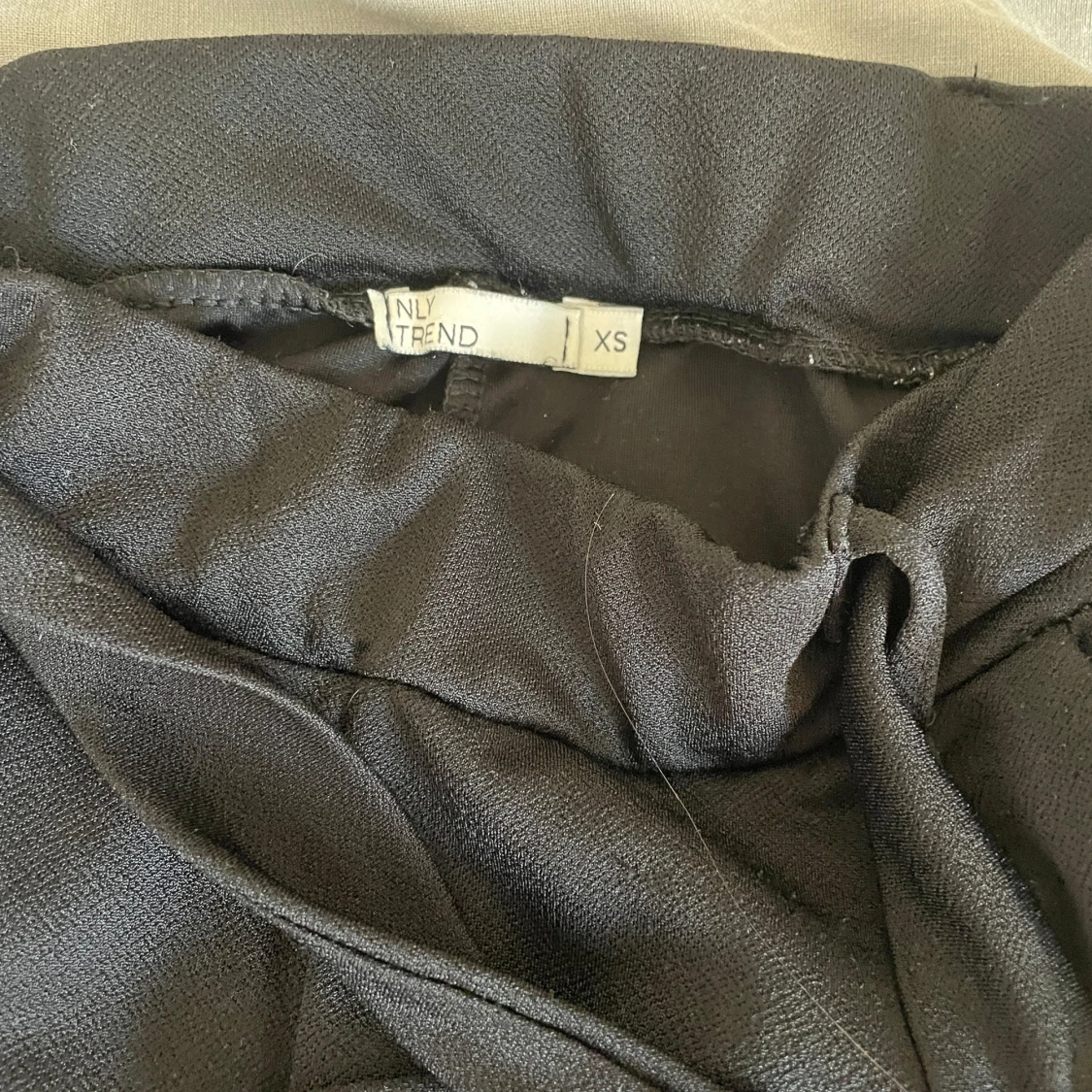 Svarta byxor med knyt från NLY Trend - 1