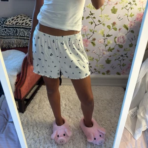 Pjamas shorts - Söta vita pjamas shorts. Jätte sköna💙. Inga defekter
