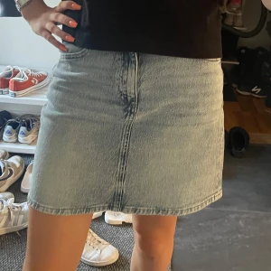 Jeanskjol - Jättefin jeanskjol från Vero Moda. Säljer då jag har för många kjolar. Midwaist men den går att bära högmidjad också. Så fint skick då den nästan aldrig är använd! Hör av er för frågor! 💕