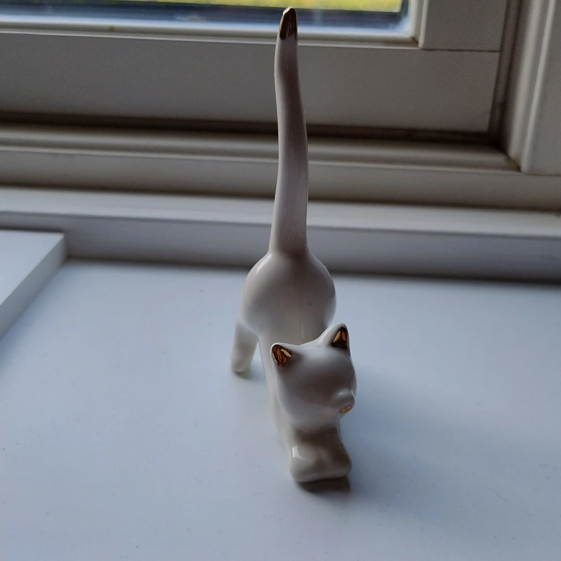 Vit kattformad ringhållare i keramik - 4